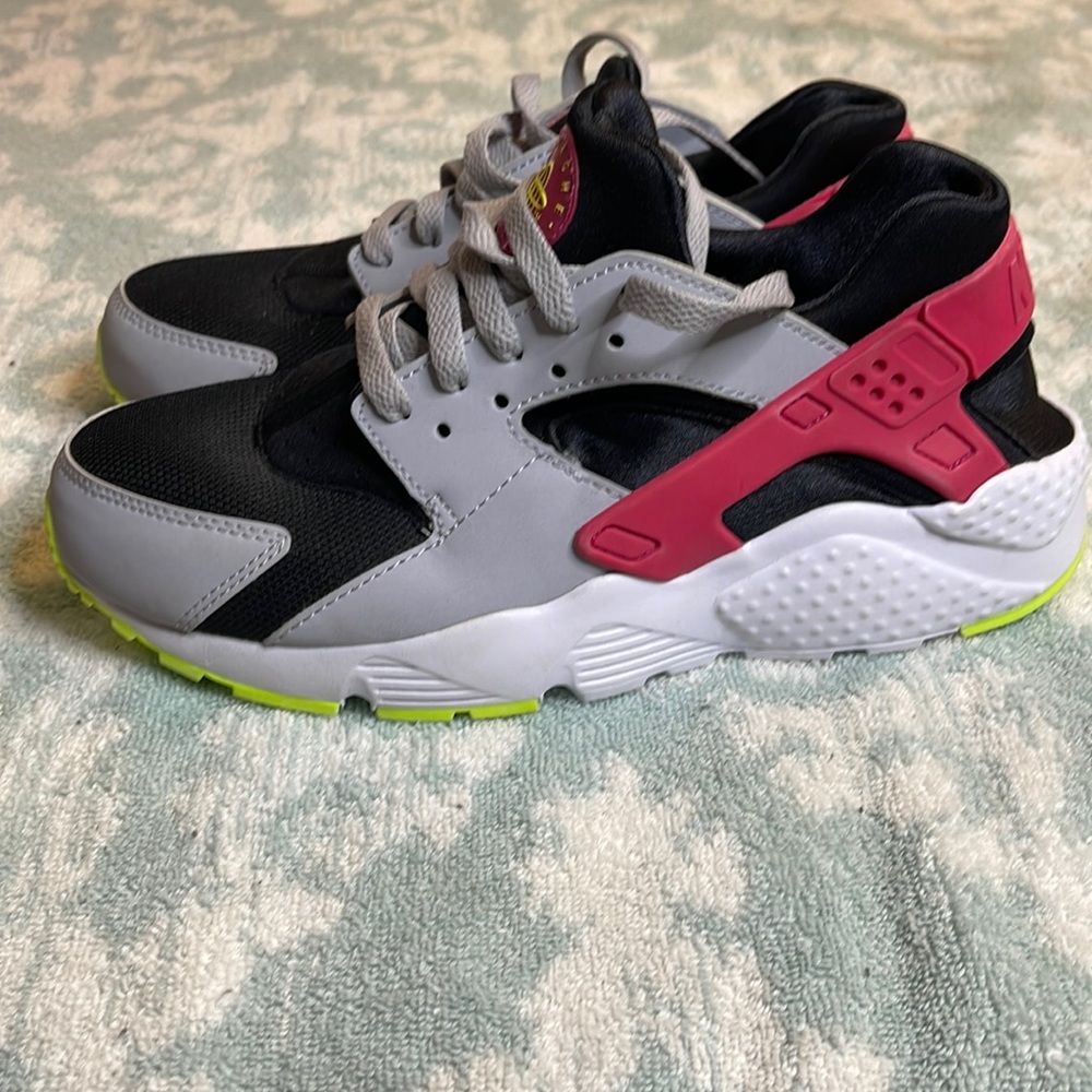 Nike Huarache youth. Lightly used. Great condition!